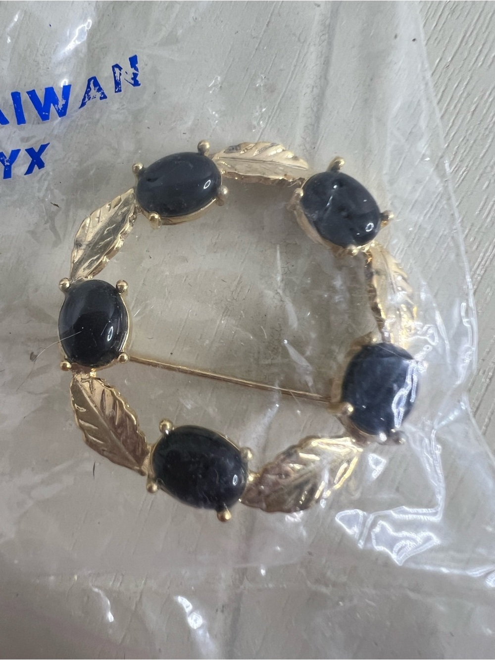Faux Onyx and Leaf Brooch/Pin